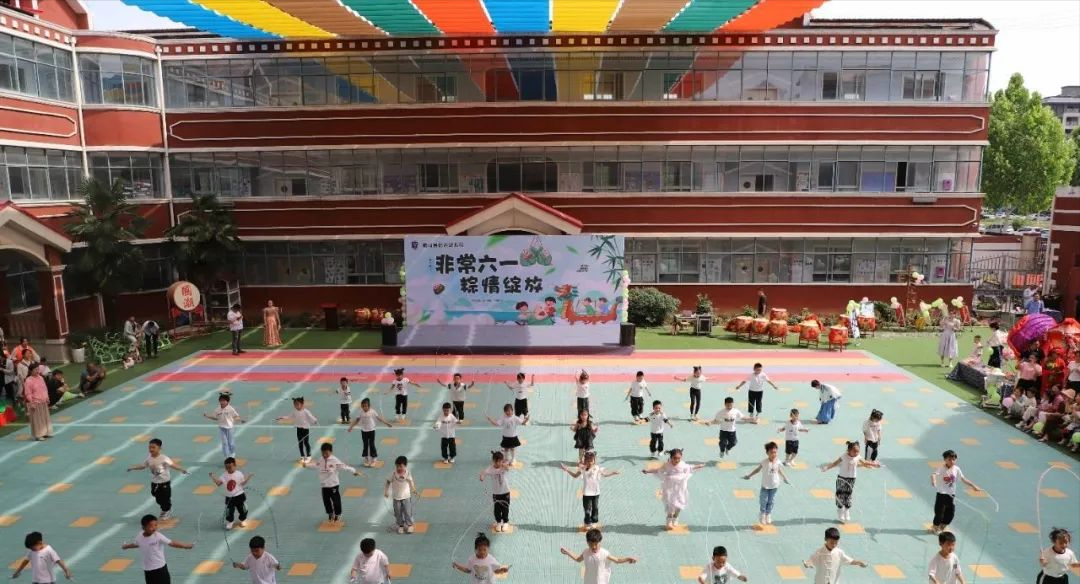 驻马店确山：多彩童年 幸福牵手